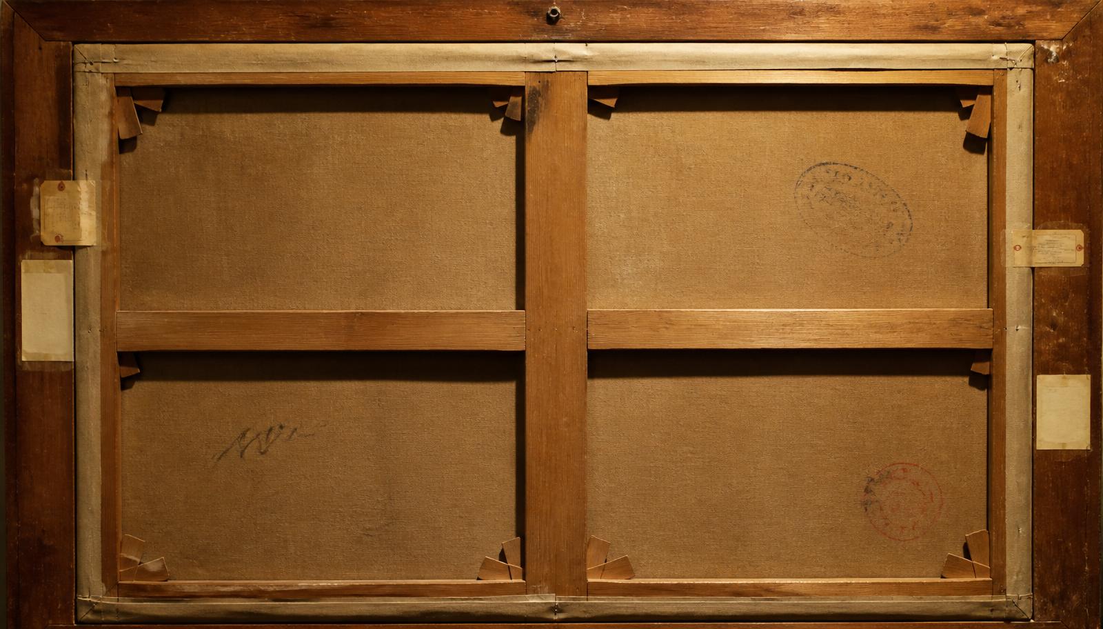 Reverso de un lienzo con bastidor de madera, etiquetas de galería, sellos e inscripciones